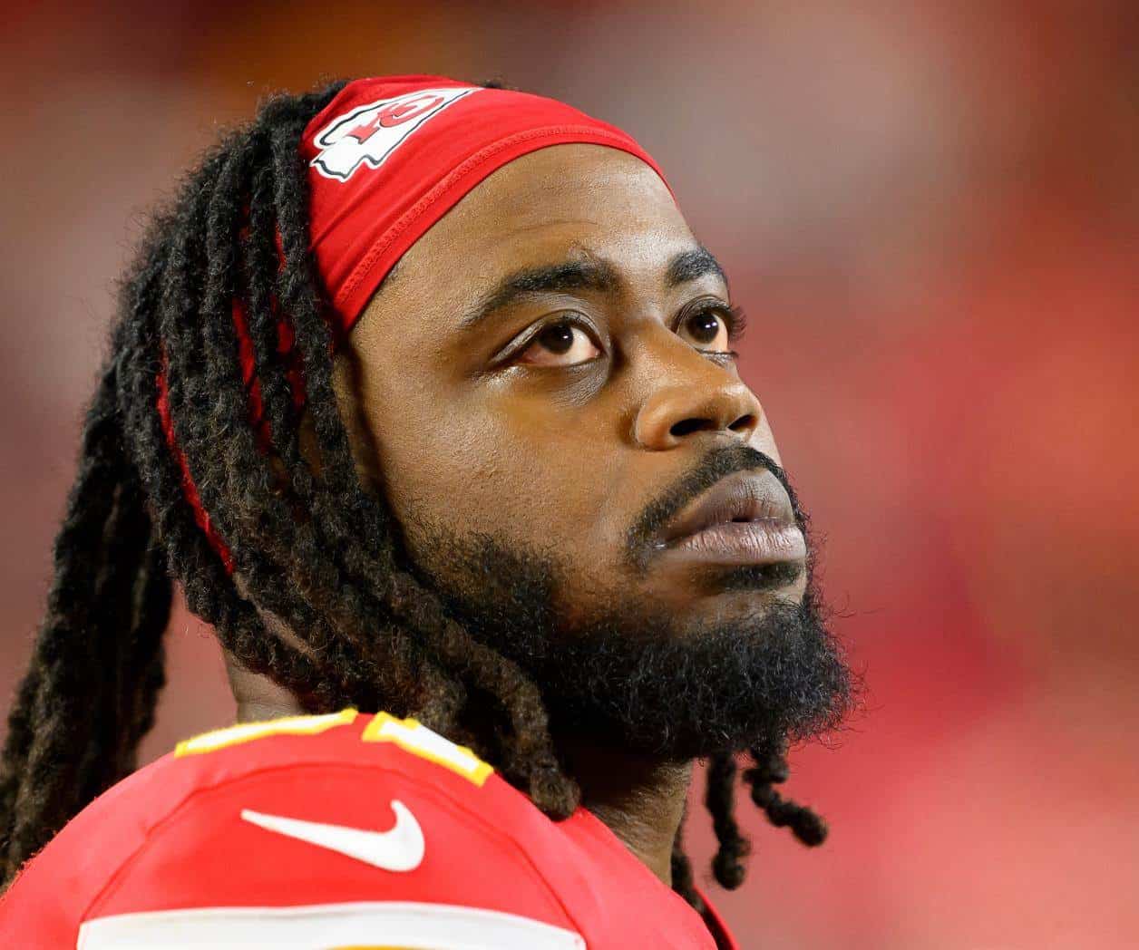 Bills firman al exala defensiva de los Jefes Mike Danna