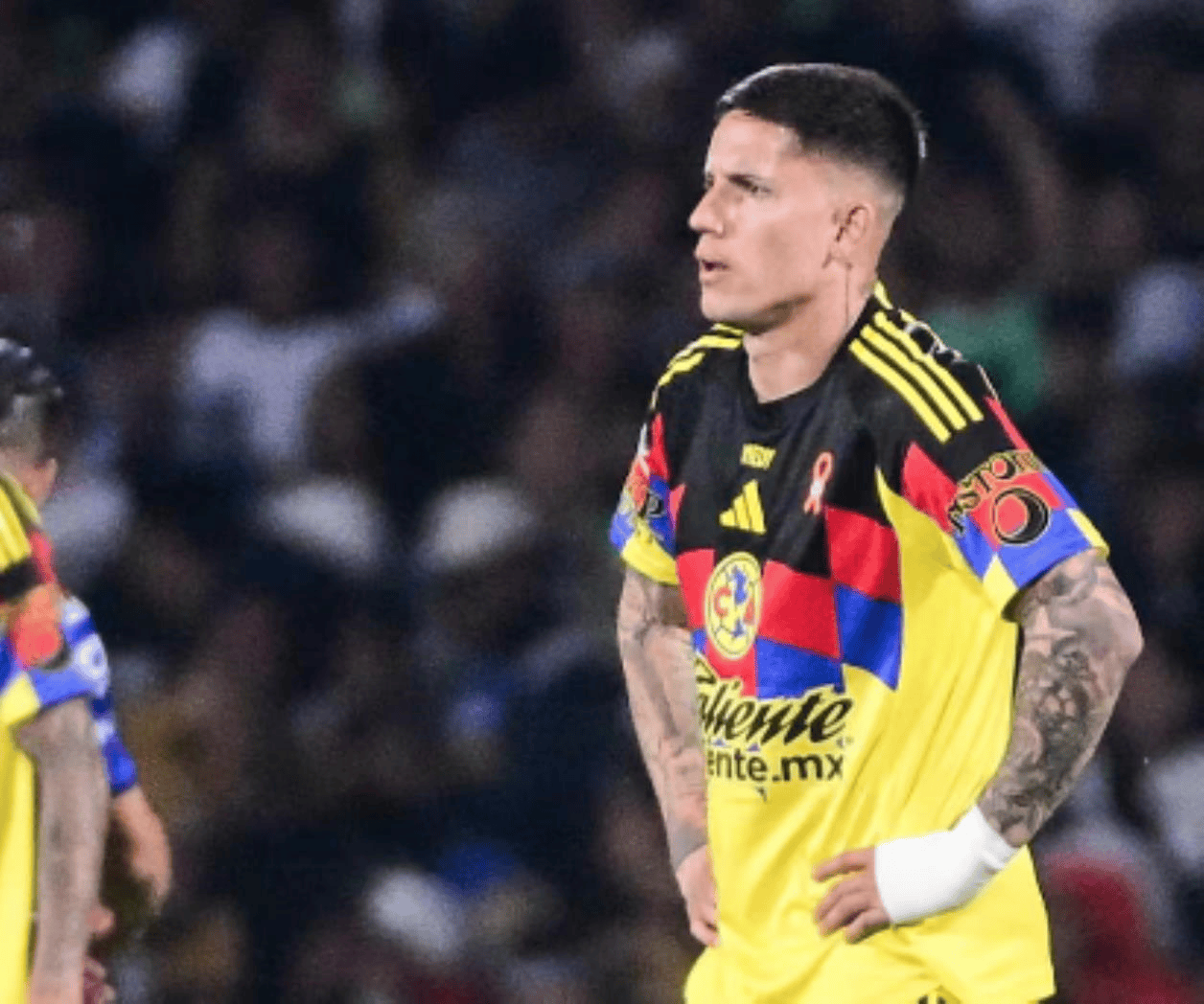 Brian Rodríguez genera polémica con gesto obsceno en partido Pumas América
