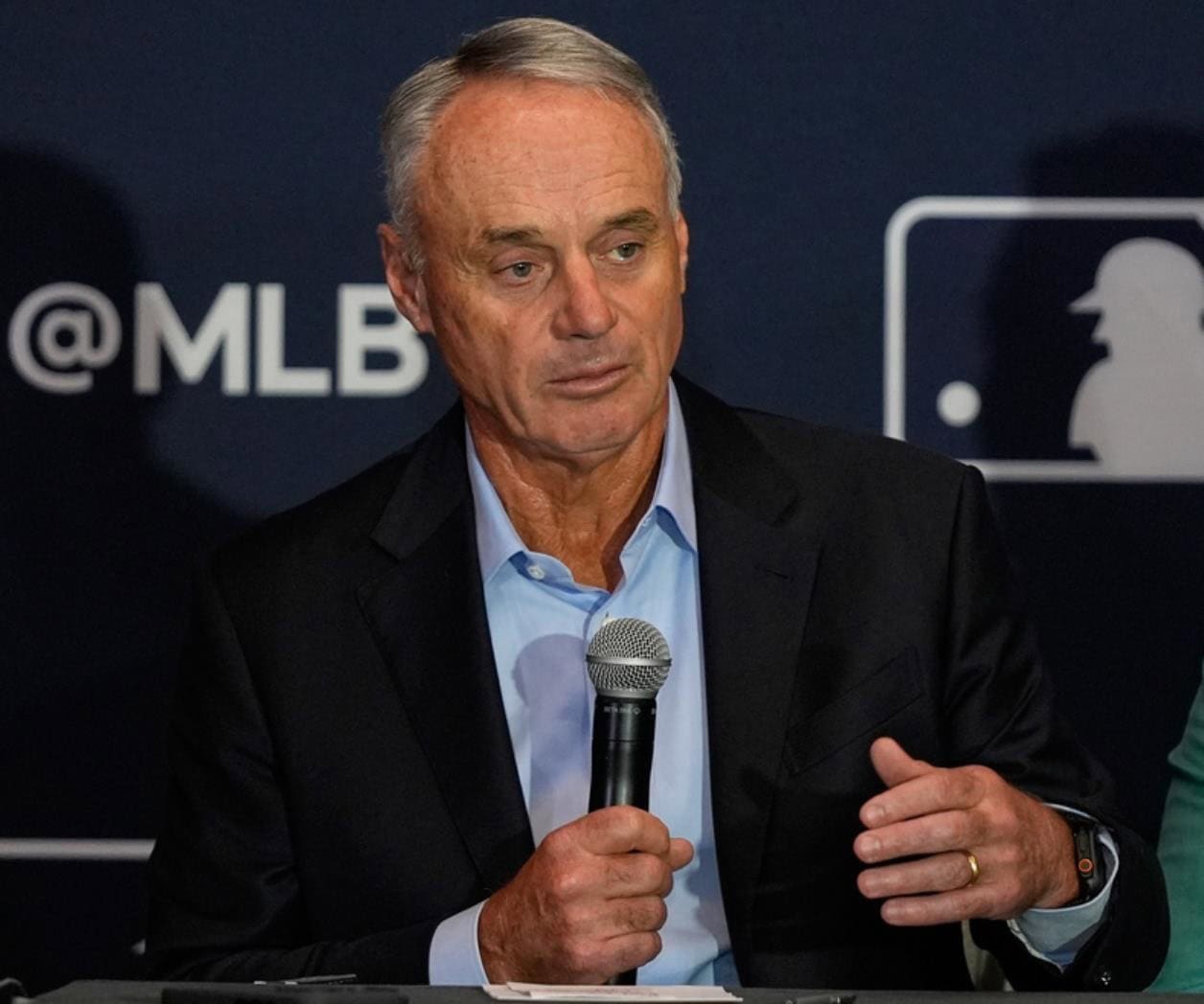 Jugadores y dueños de MLB inician negociaciones, un semestre antes de que venza el contrato actual.