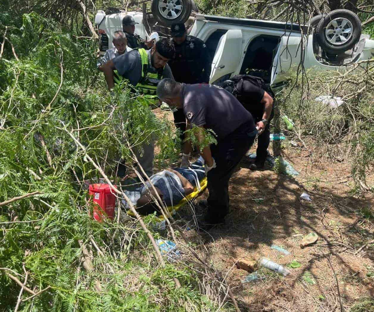 Se le revienta llanta y vuelca en San Fernando Se le revienta llanta y vuelca en San Fernando