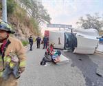 Vuelca y muere en el acceso a puente