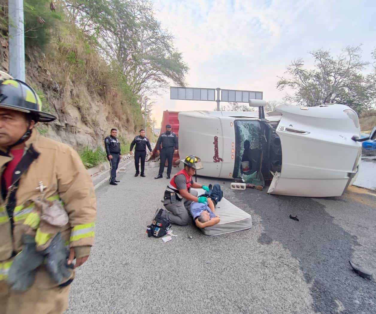 Vuelca y muere en el acceso a puente Vuelca y muere en el acceso a puente