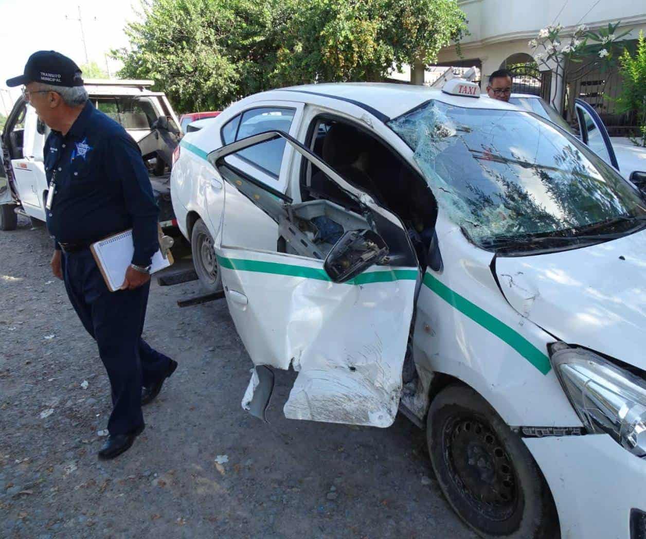 Embiste tren a taxi; bebé resulta lesionado