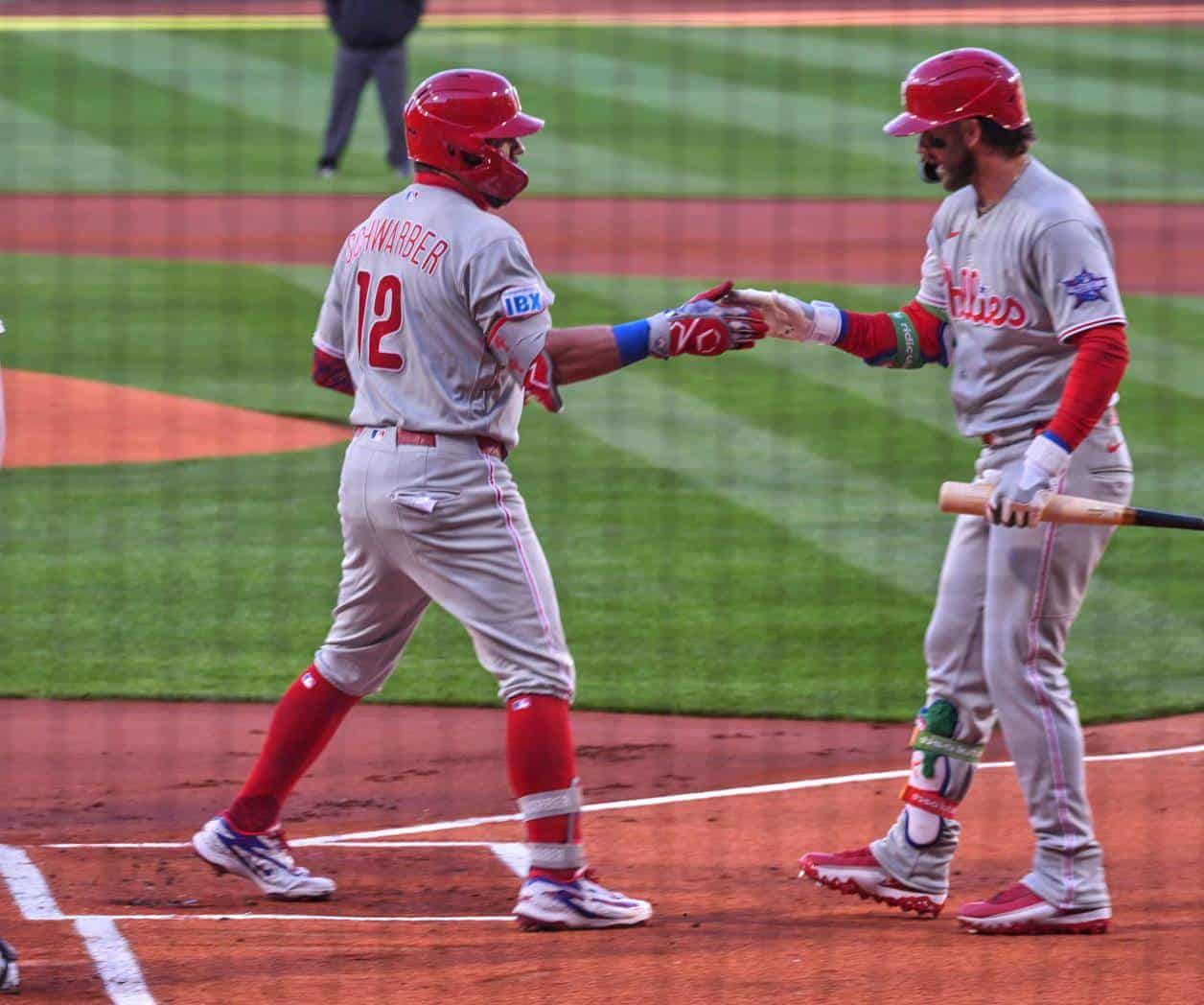 Schwarber pega jonrón por 5to juego seguido