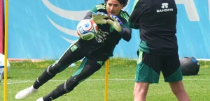Guillermo Ochoa inspira en México, pero Aguirre guarda su carta bajo los tres postes