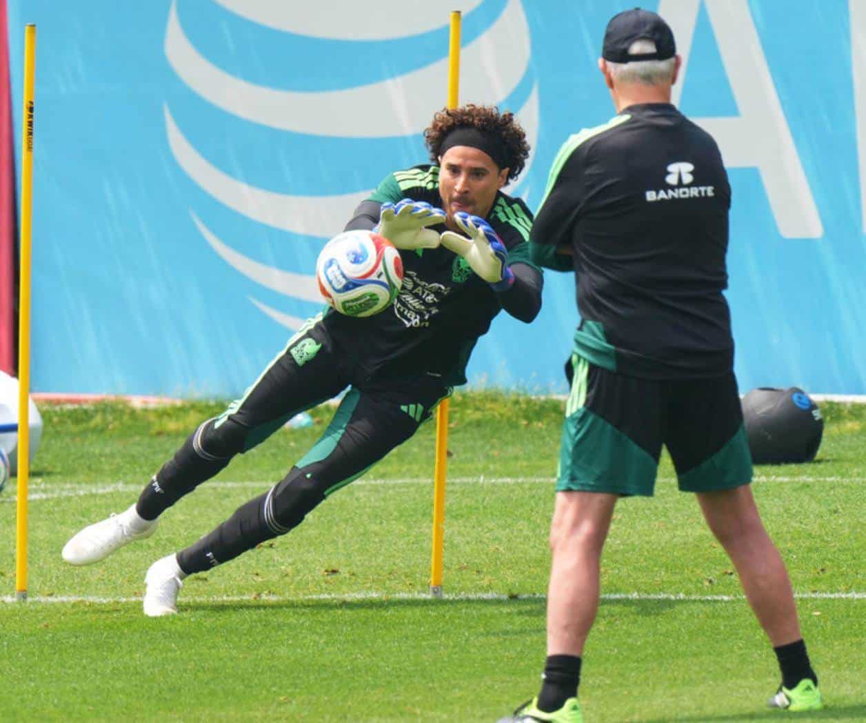 Guillermo Ochoa inspira en México, pero Aguirre guarda su carta bajo los tres postes