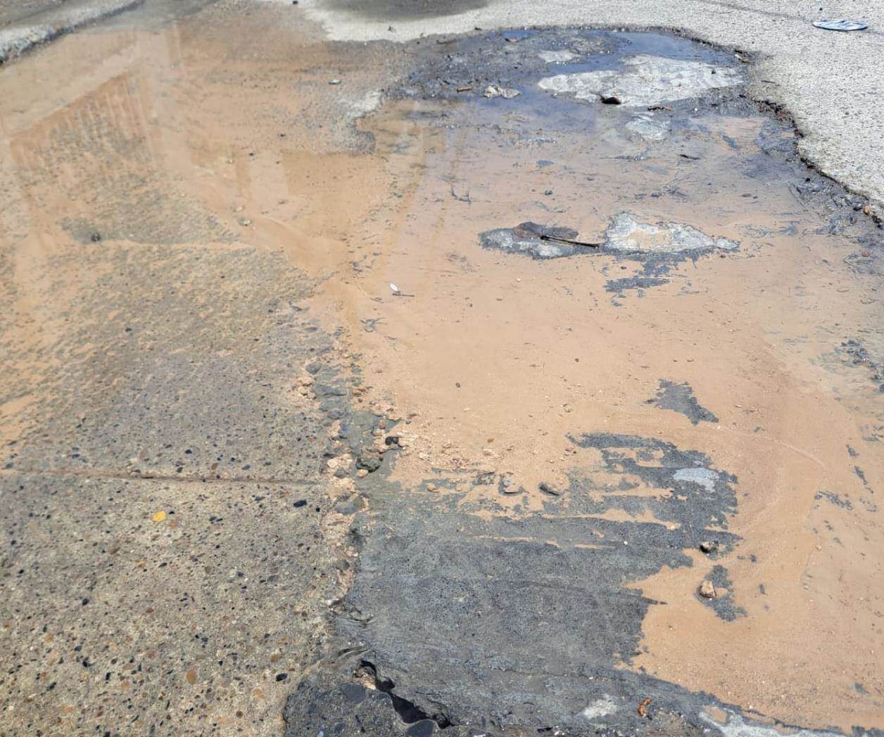 Una fuga desperdicia agua en Módulo 2000