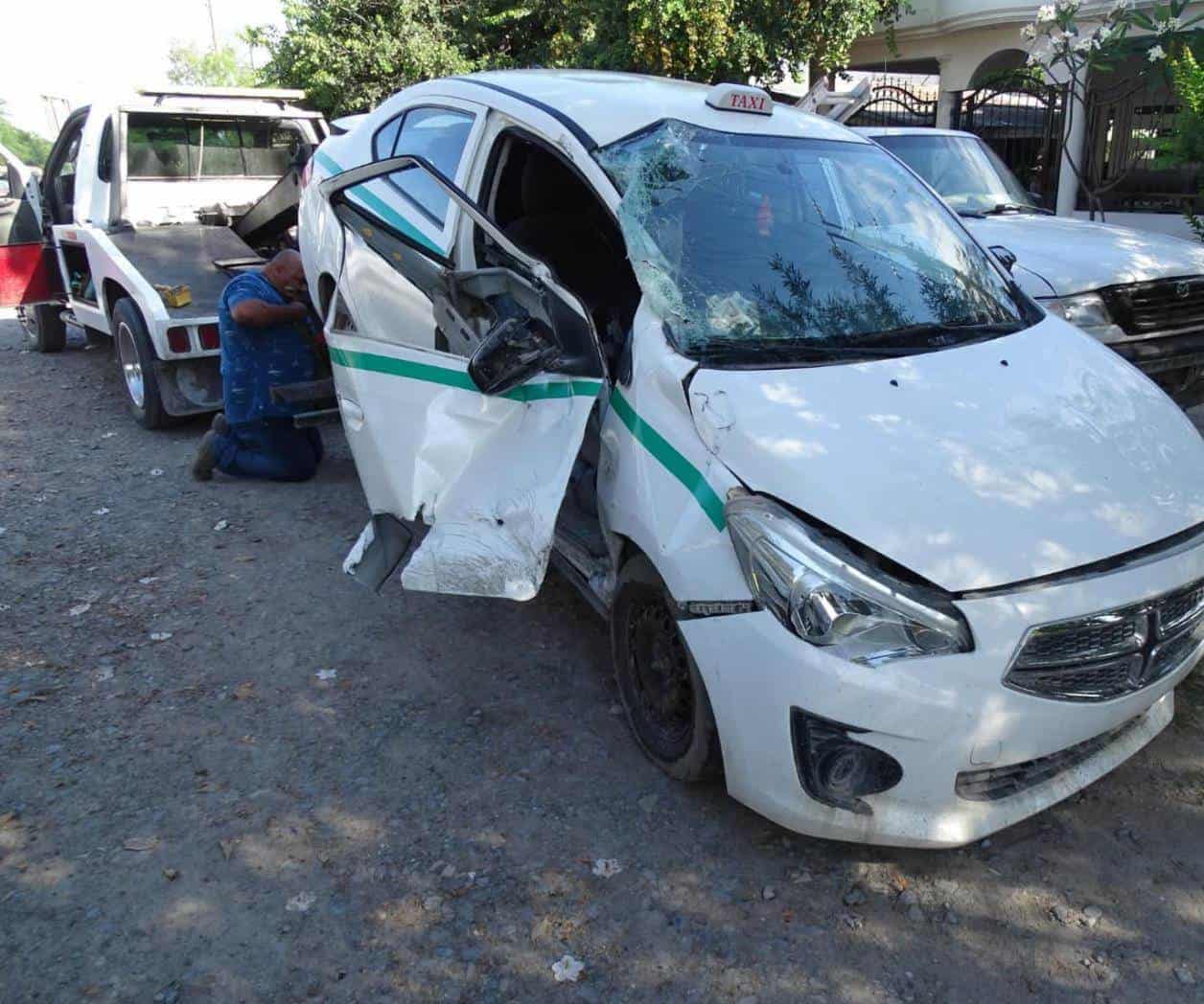 Embiste tren a  taxi con pasaje