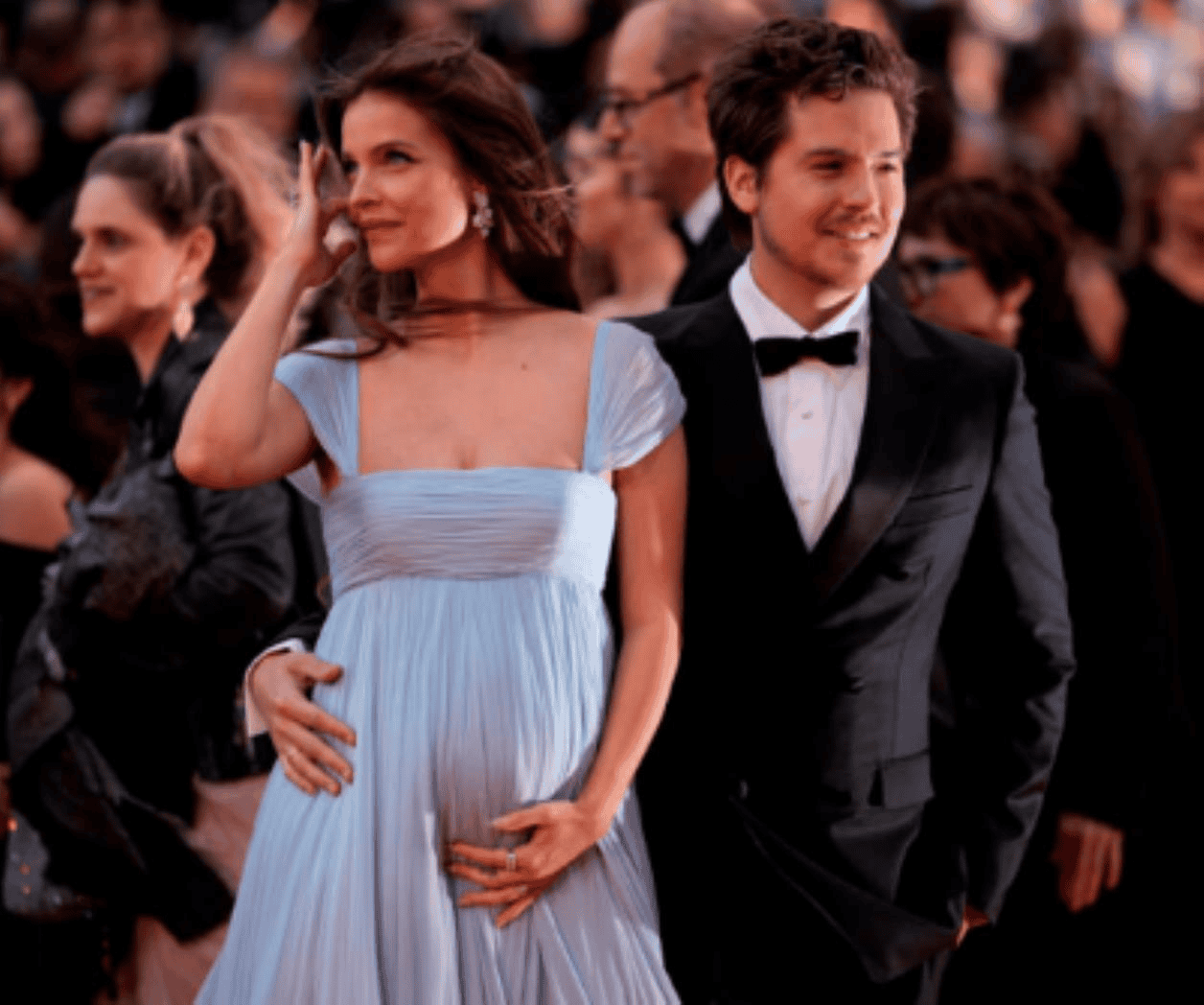 Barbara Palvin y Dylan Sprouse anuncian su primer hijo en Cannes
