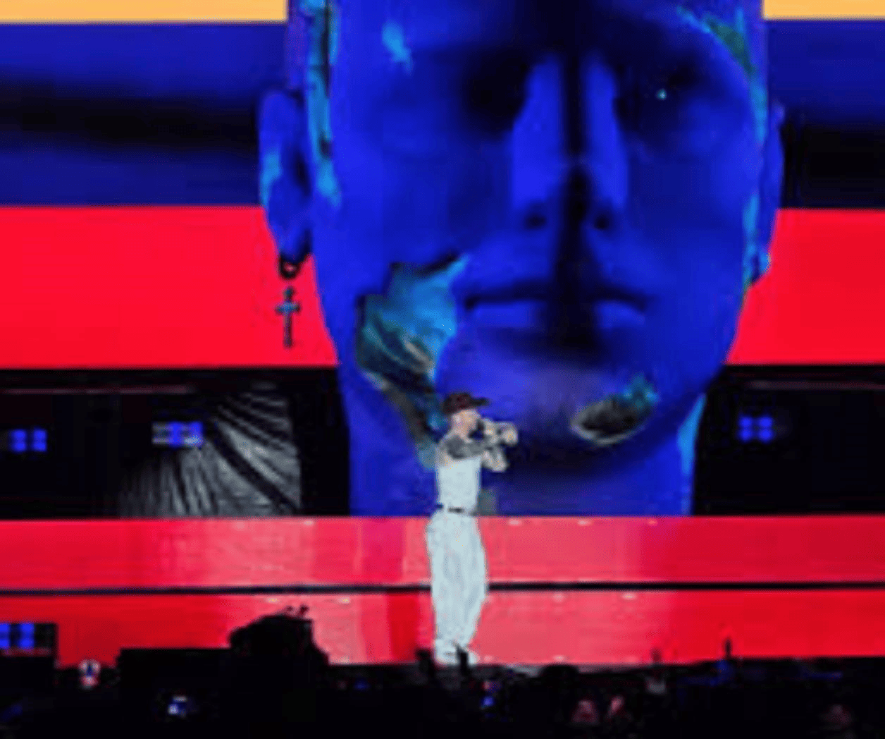 Fans reciben a J Balvin en el Palacio de los Deportes