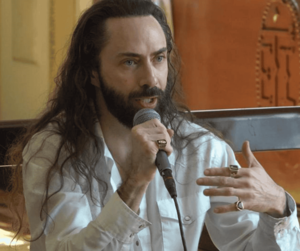 Jay de la Cueva habla sobre su trayectoria musical en entrevista
