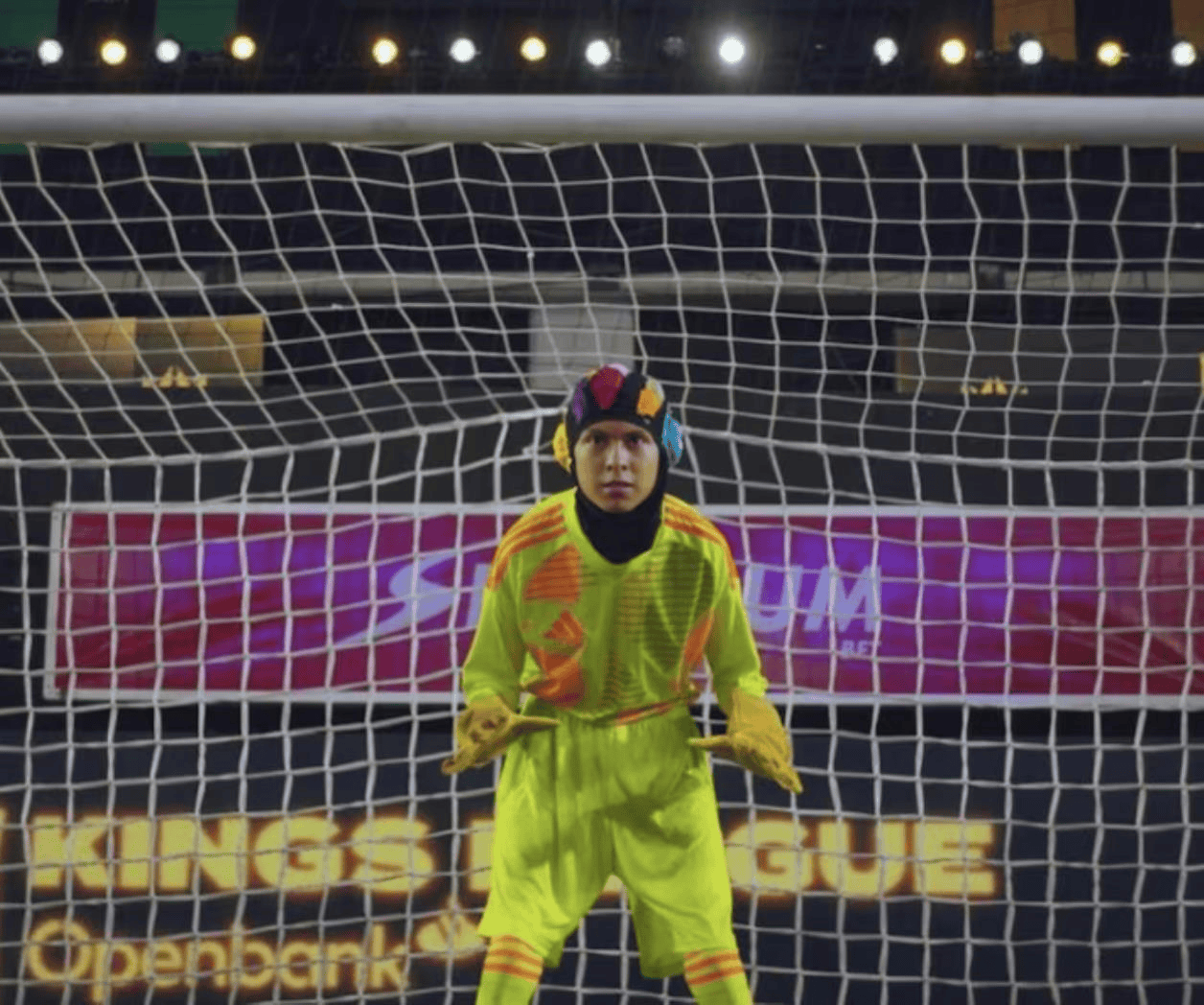 Raúl Jiménez y futbolistas presentan Un portero improbable en México