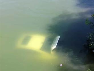 Cae vehículo al canal Rodhe en Reynosa
