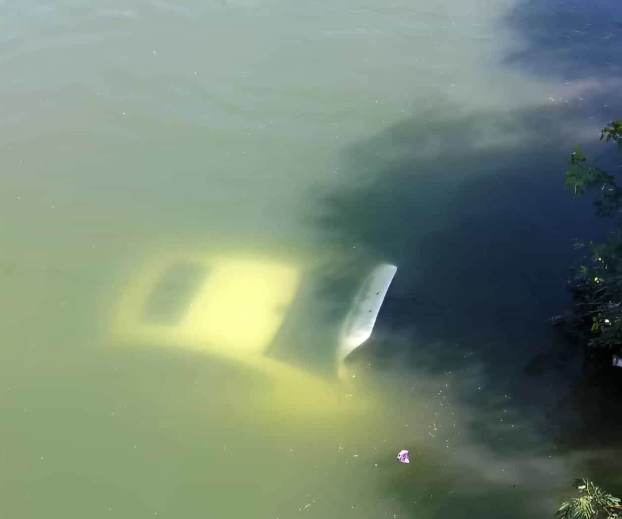 Cae vehículo al canal Rodhe en Reynosa
