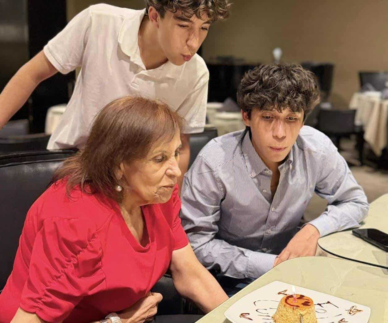 Le festejan su cumpleaños