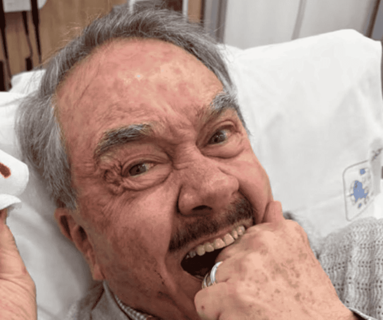 Pedro Sola sufre caída y comparte foto desde el hospital