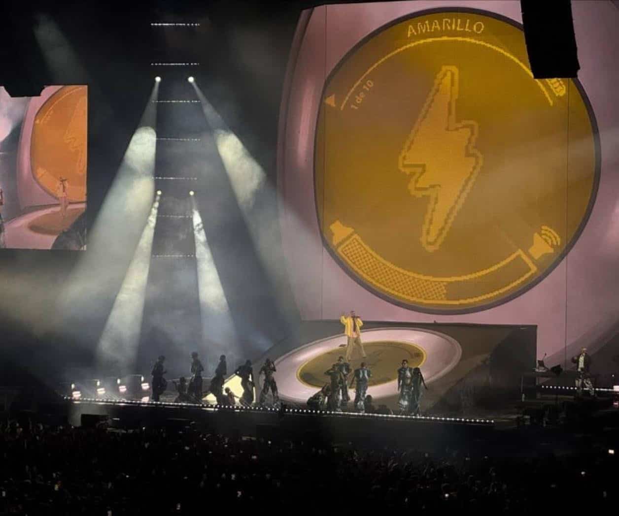  J Balvin conmueve al Palacio de los Deportes con mensaje