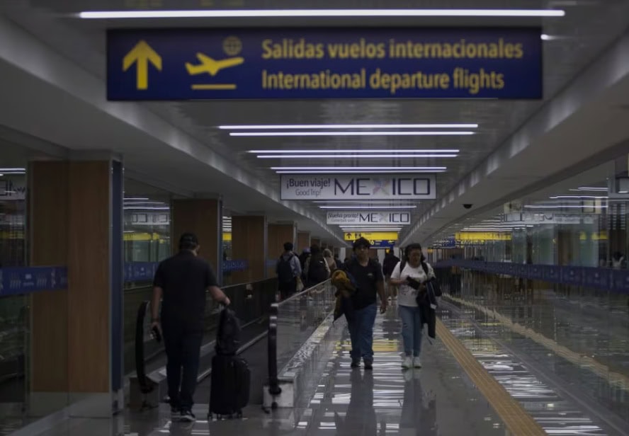 AICM reporta falla en el sistema hidráulico
