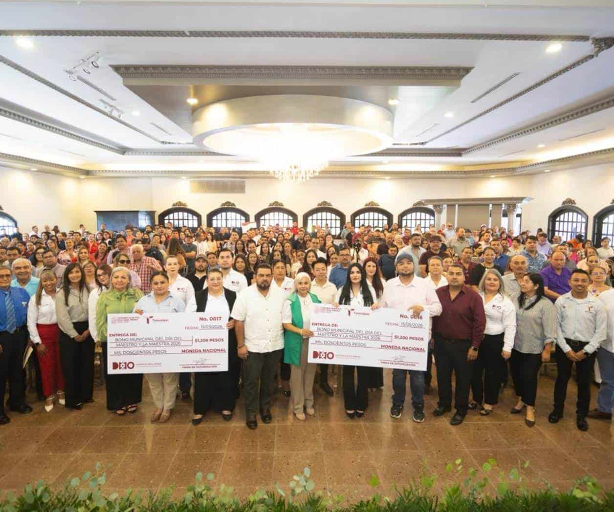 Nataly entrega Bono Municipal a trabajadores de la educación