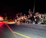 Vuelca tractocamión doble remolque sobre la Ribereña