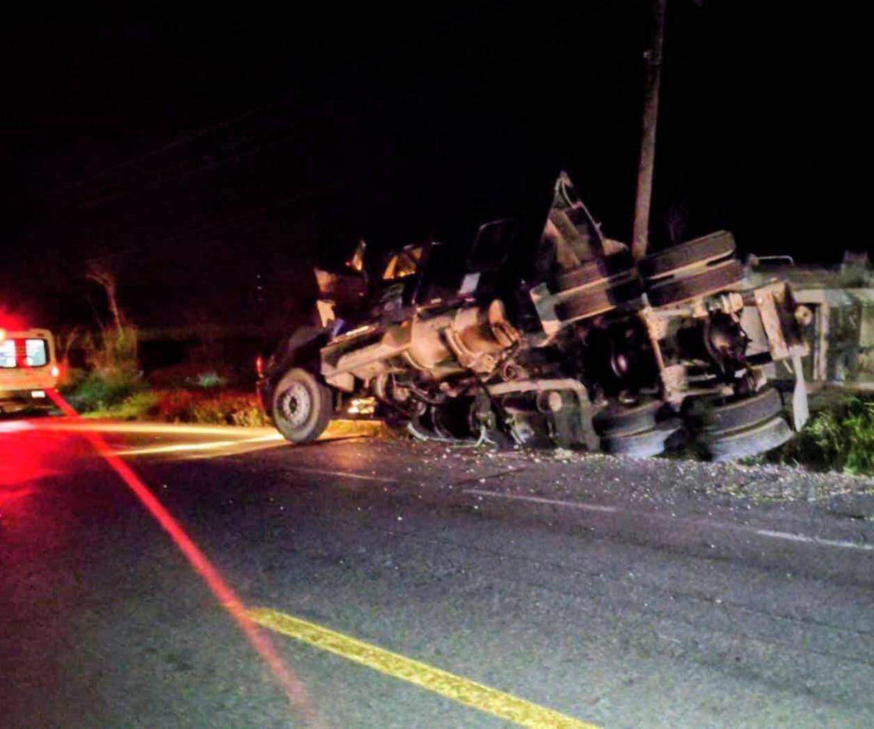 Vuelca tractocamión doble remolque sobre la Ribereña