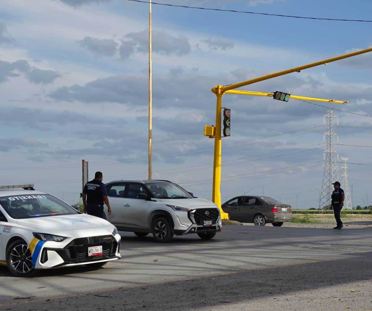 Traileros destruyen semáforos nuevos en Río Bravo