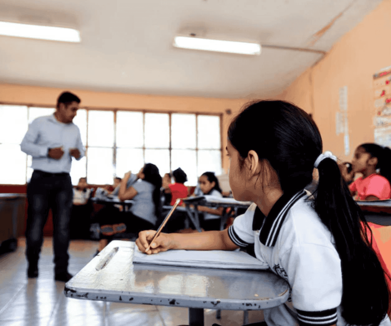 Destacan esfuerzos de maestros en las aulas