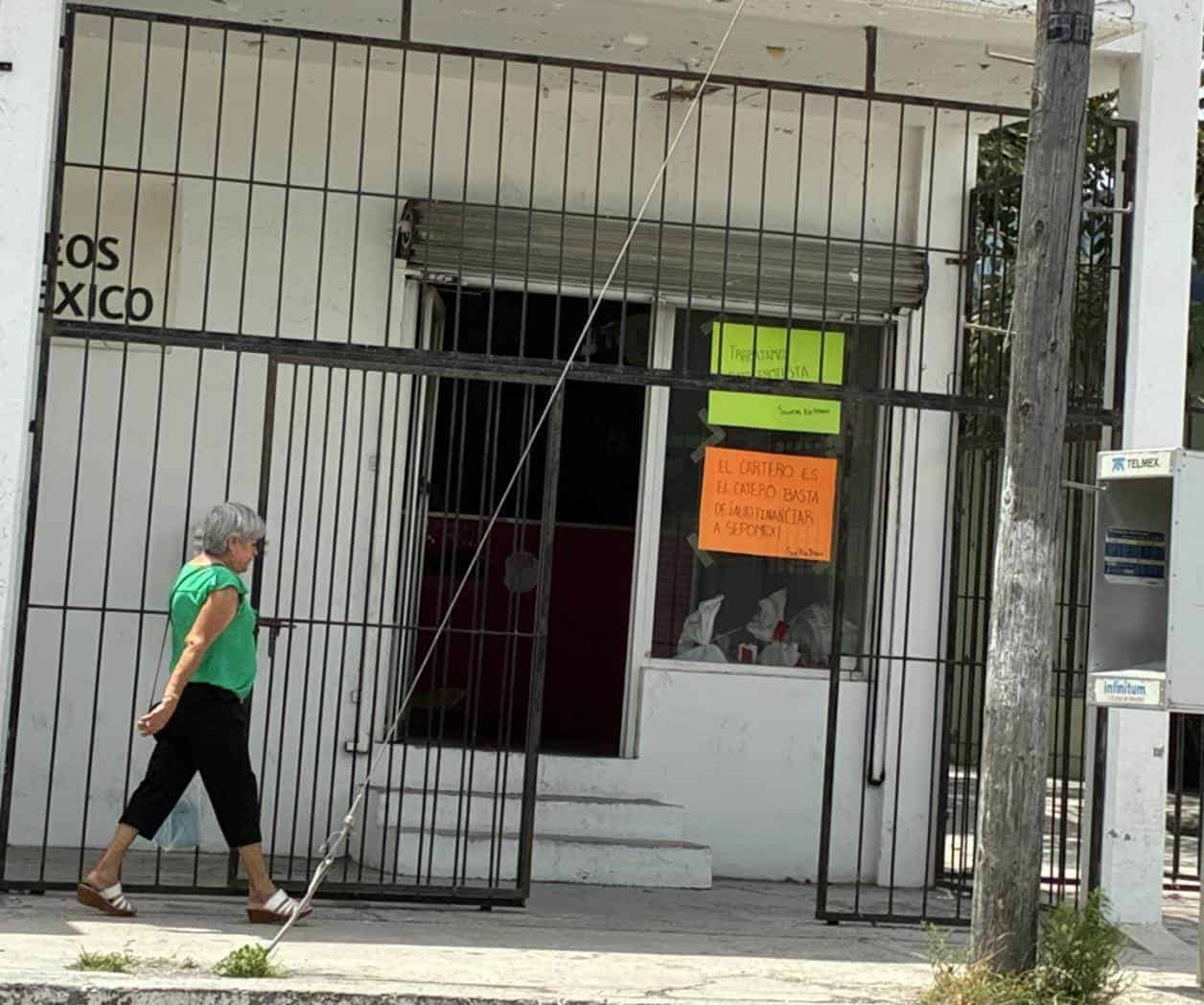 Continúan laborando en Correos bajo protesta