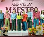 Alcaldesa honra la vocación docente