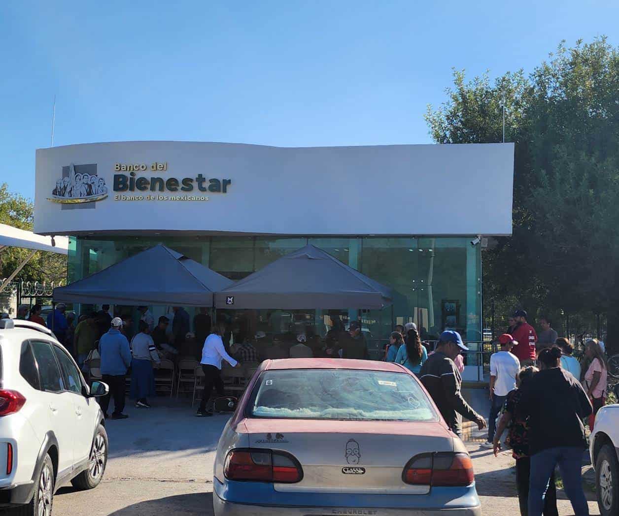Usuarios reportan largas filas en Banco del Bienestar en Valle Hermoso