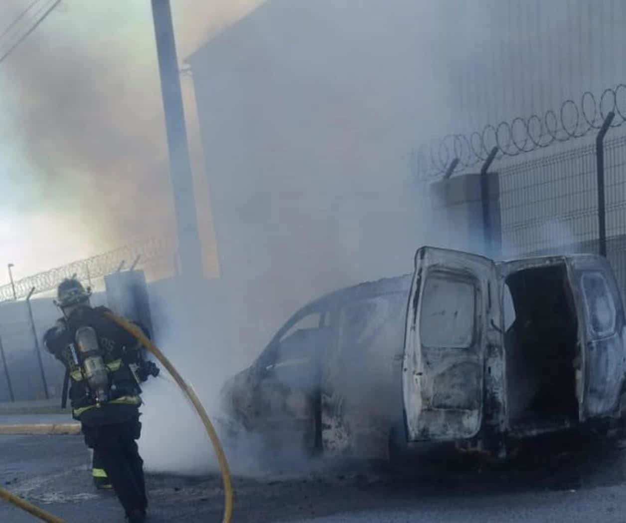 Incendio por ‘corto’ consume camioneta