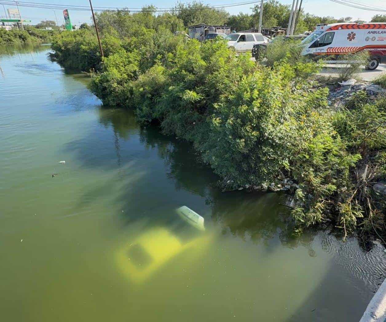 Viven de milagro tras caer el auto al Rodhe