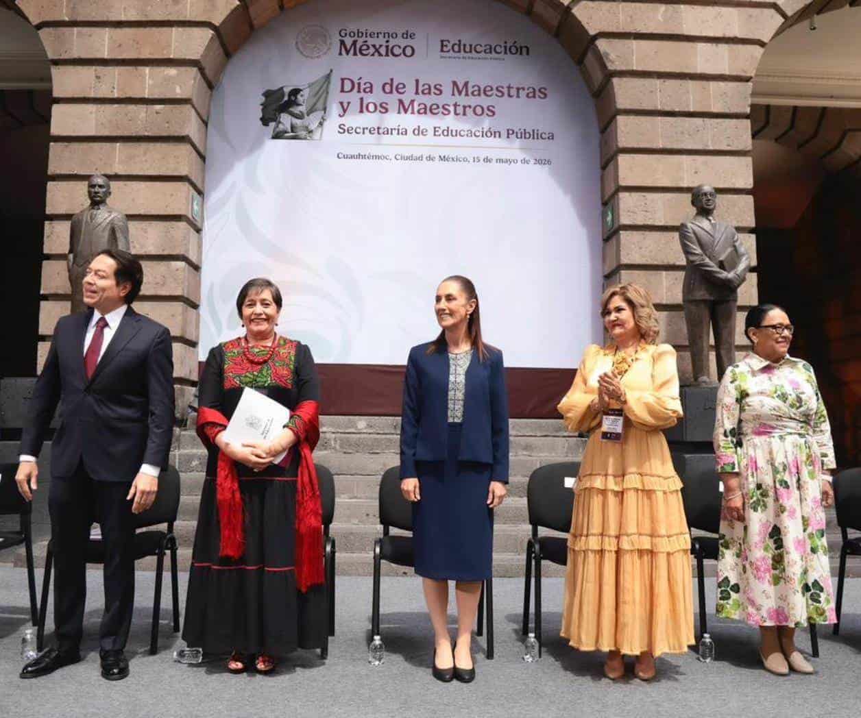 Claudia Sheinbaum reconoce a docentes con alza salarial