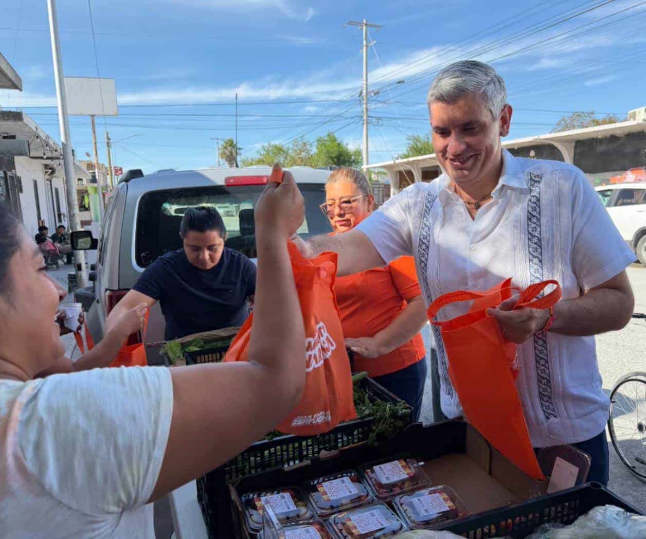 Familias reciben frutas y verduras del programa ‘Mercadito Naranja’