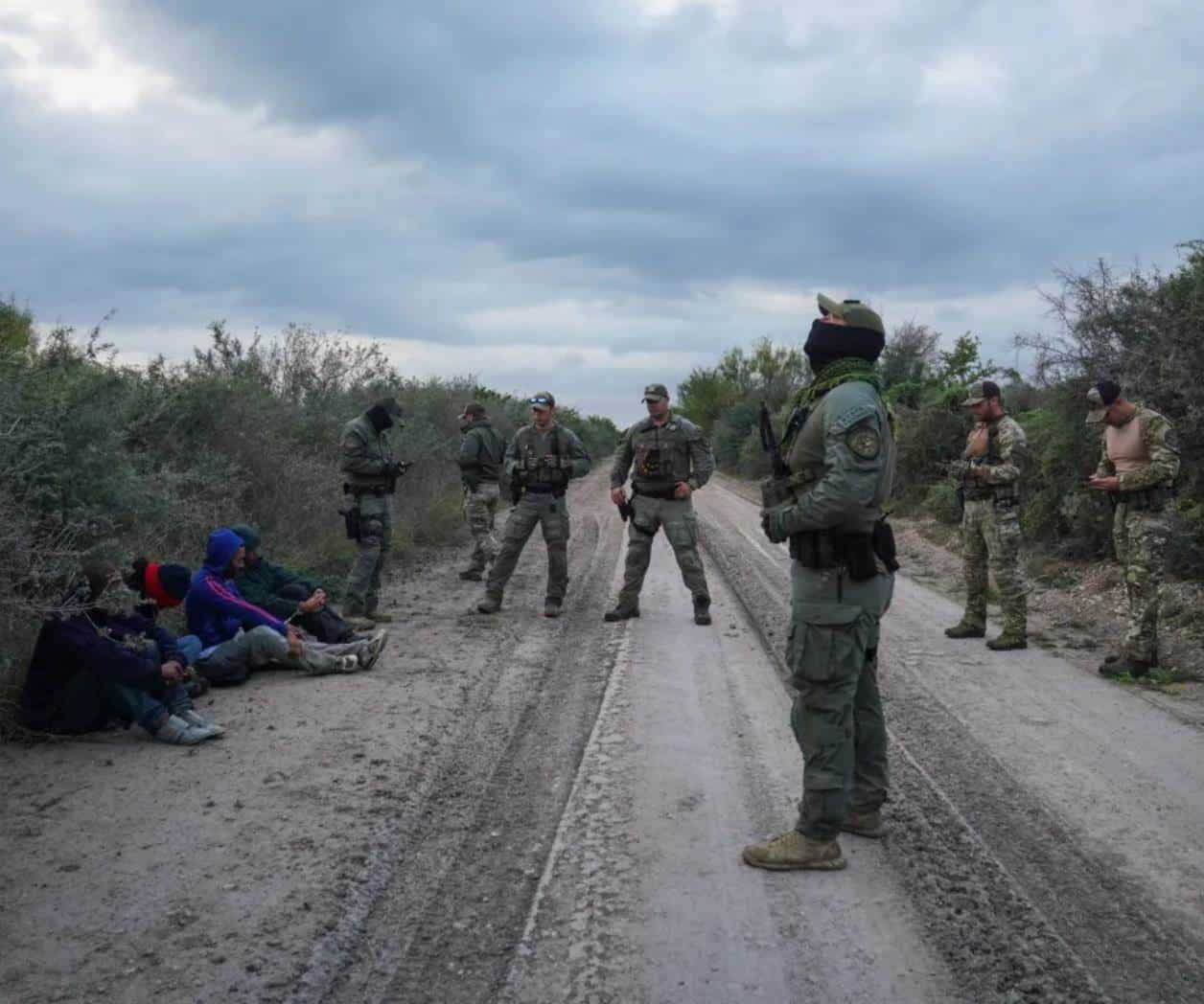 Suspende partes de ley de inmigración un día antes de entrar en vigor