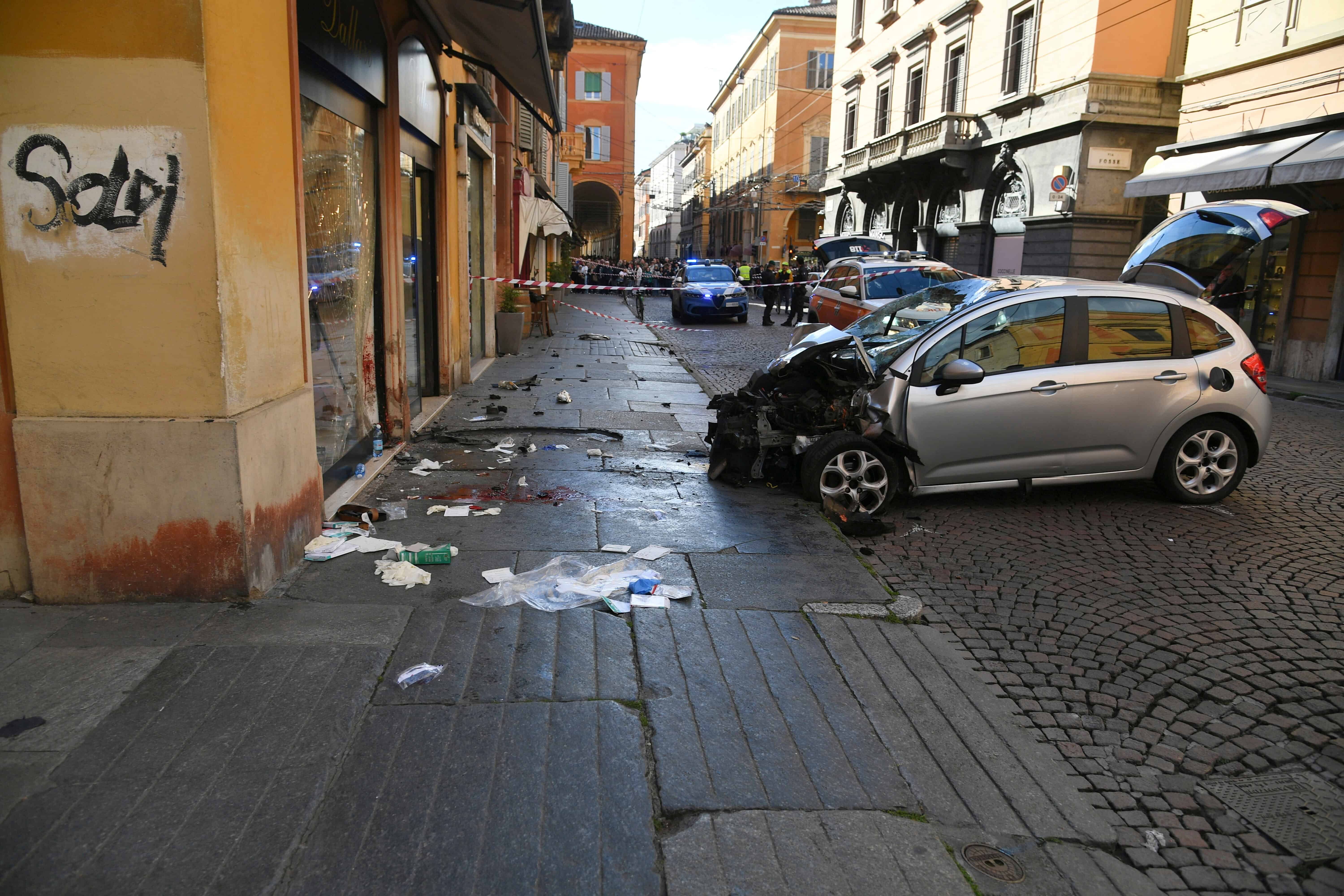 Un auto atropella a ocho peatones en Italia