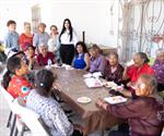 Celebra Nataly a abuelitas del comedor comunitario del DIF
