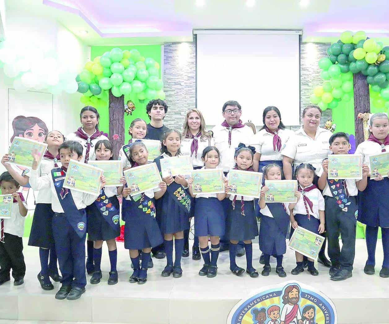 Niños llevan mensajes de esperanza a colonos