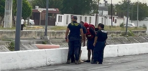Auxilian a estudiante localizada dentro de canal en Reynosa