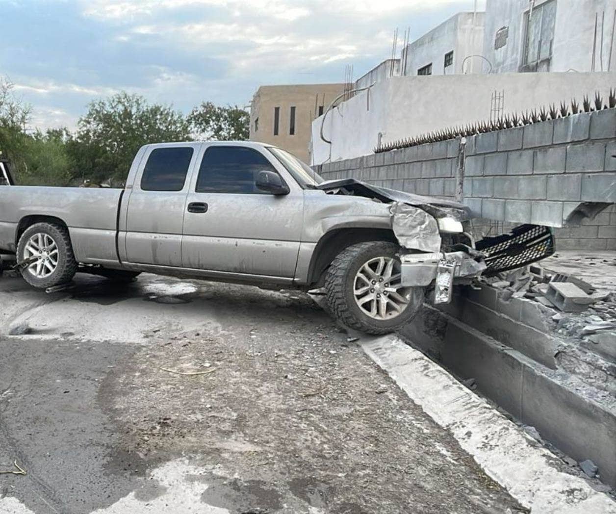 Joven derriba dos bardas tras choque en Río Bravo