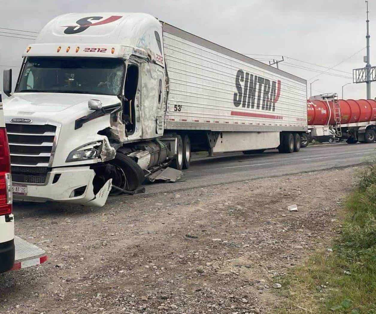 Choca tráiler y paraliza la Victoria–Matamoros