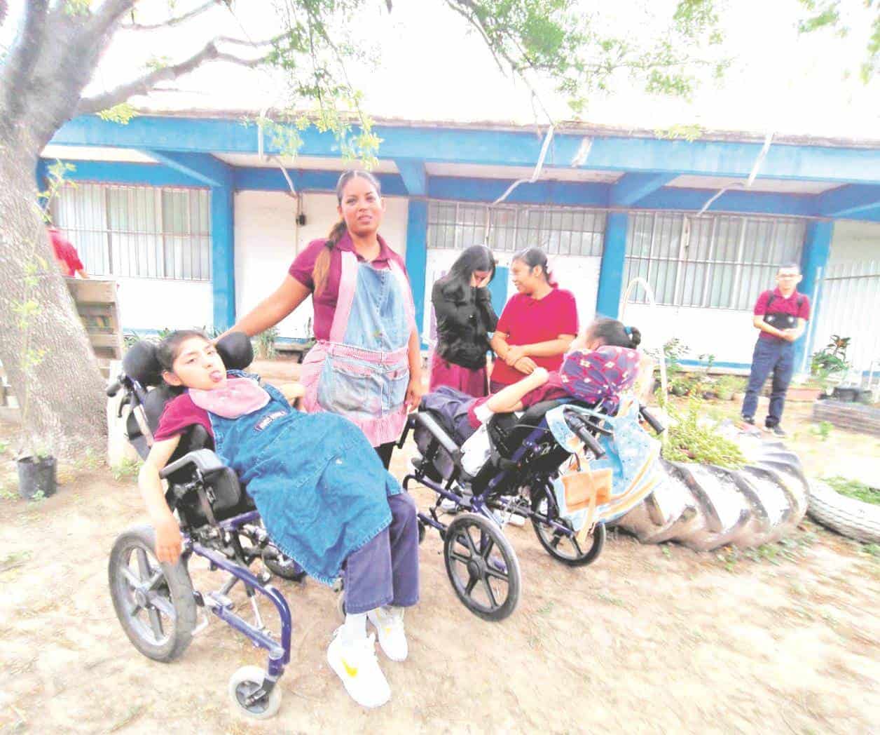 Jóvenes con discapacidad florecen en jardín sensorial