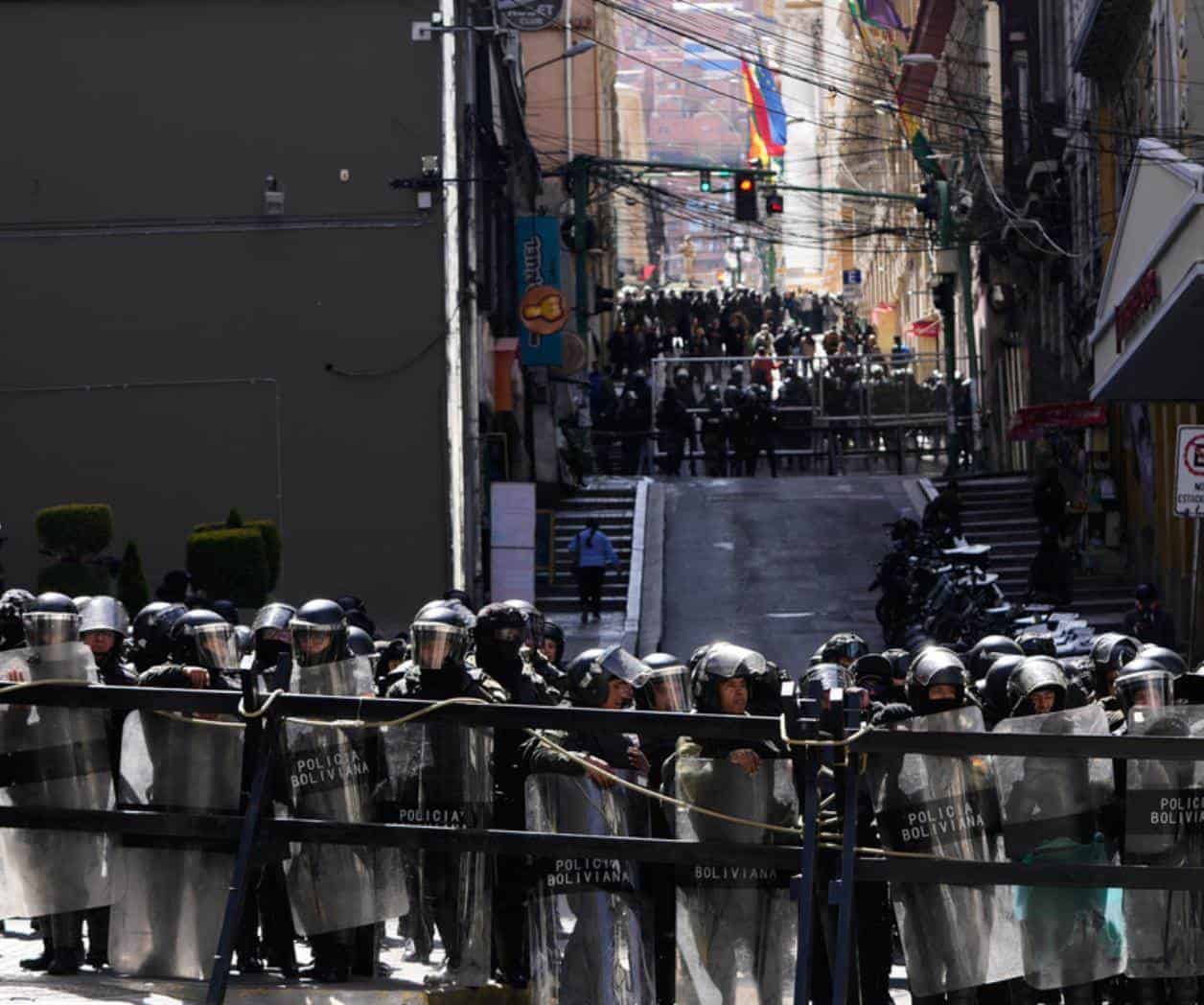 Fuertes choques de la policía con aliados del expresidente Morales y otros manifestantes en Bolivia