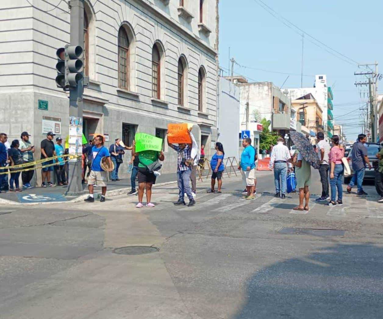 Protestan comerciantes en el Palacio Municipal