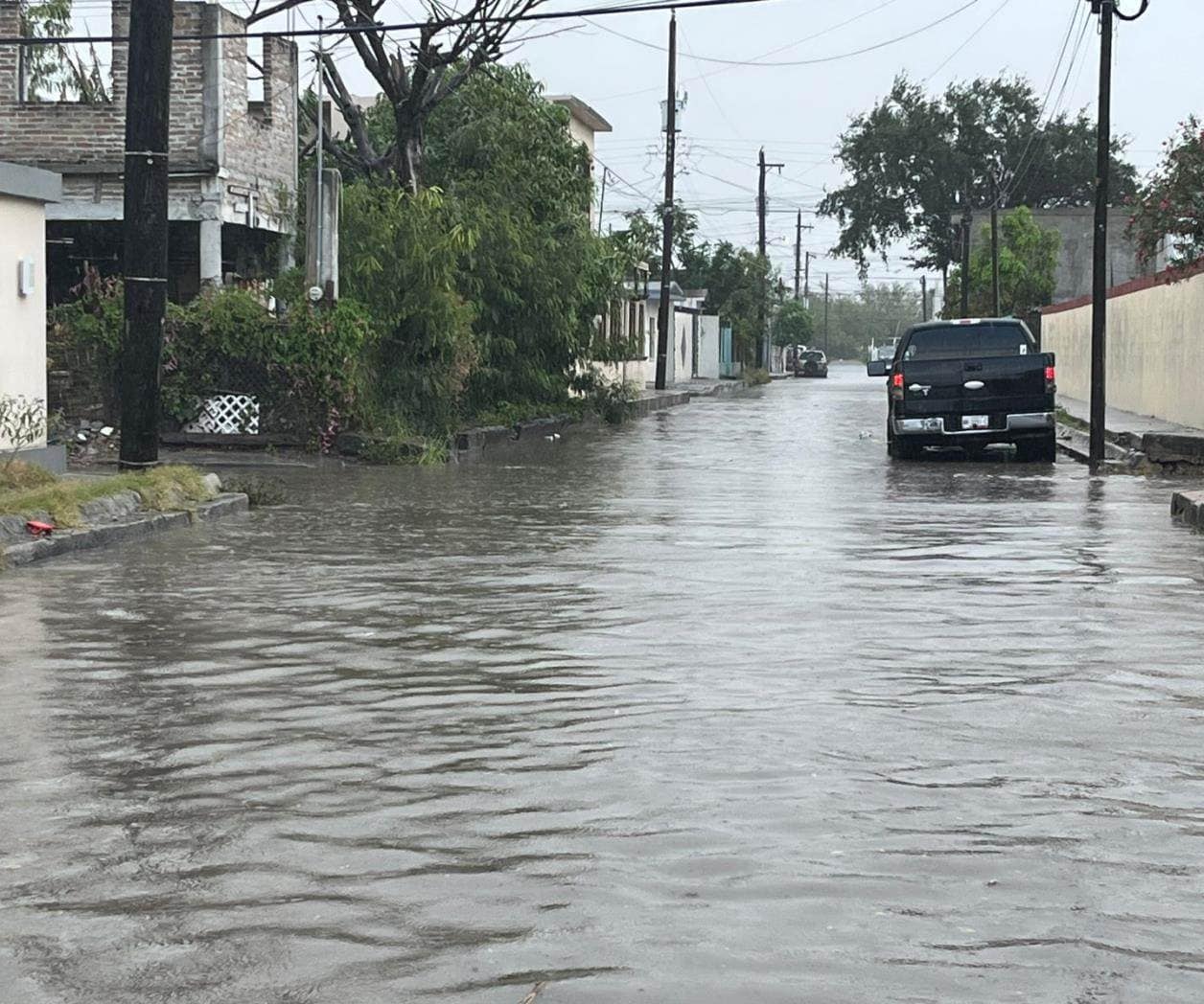  Causan fuertes vientos caída de postes en Matamoros