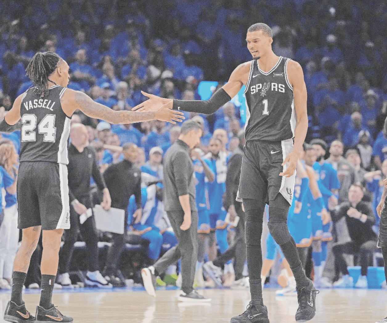 Pelicans y Spurs jugarán en París y Manchester