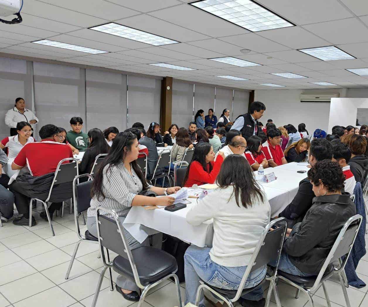 Arma INE conversatorio juvenil de liderazgo en Reynosa