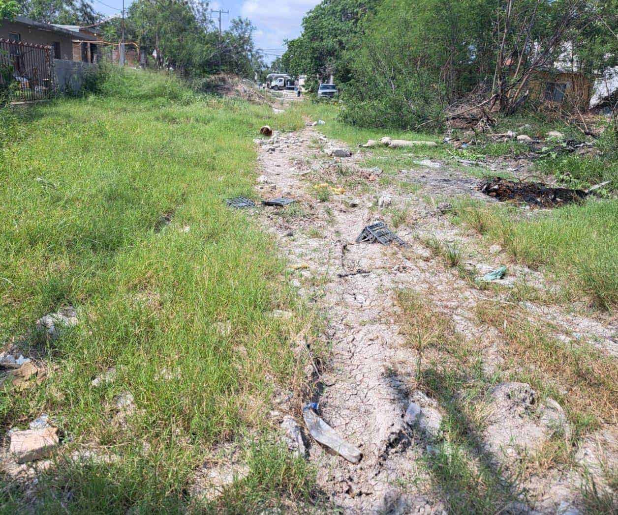 Piden vecinos al municipio rescatar calle en abandono