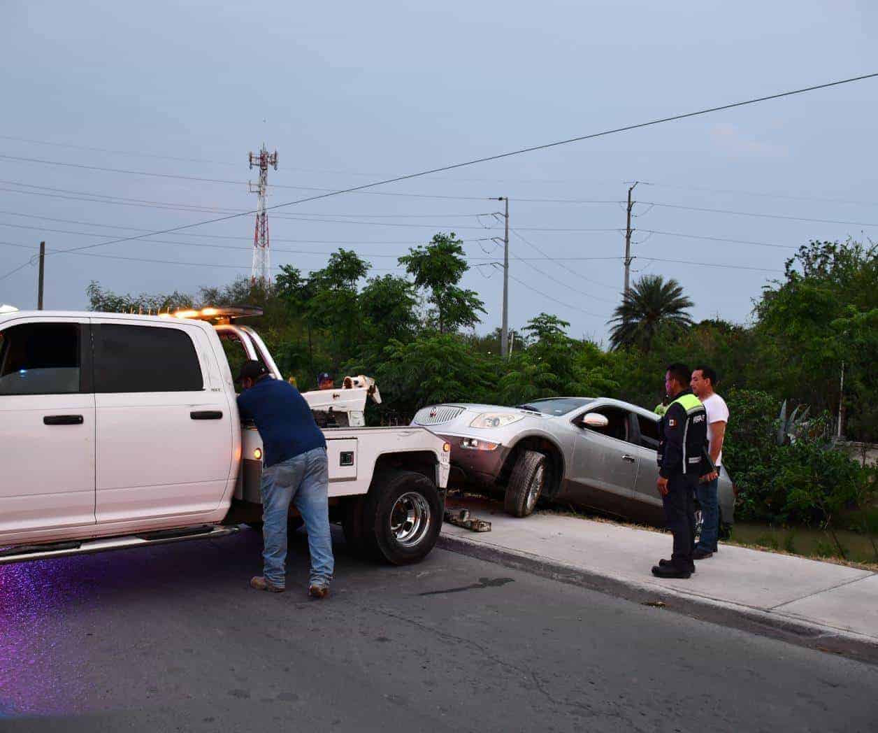 Automovilista termina en canal de riego tras maniobra evasiva