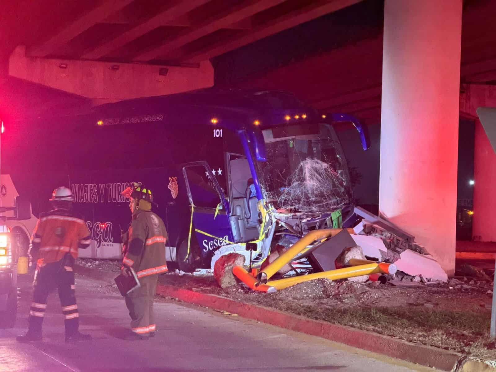 Choca autobús contra puente en Altamira